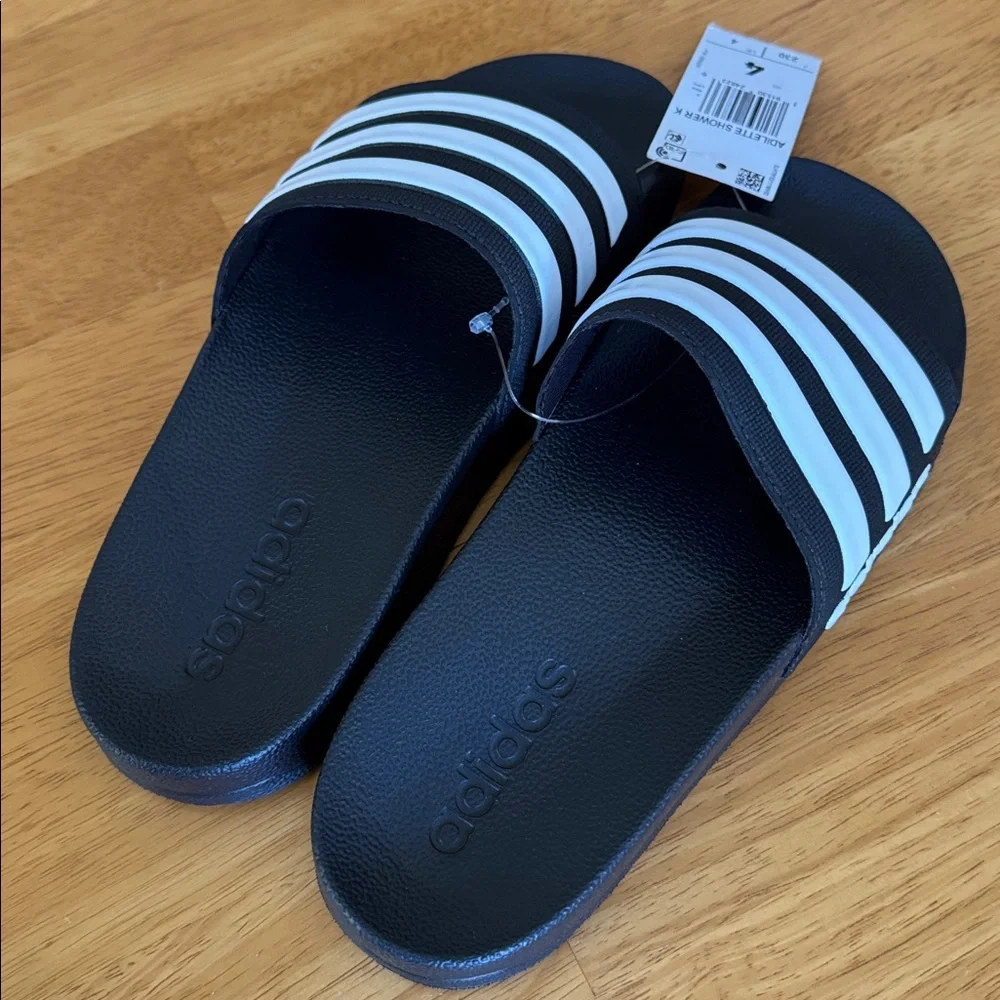 🎁 NWT Adidas Adillete Black and White Slides Sandals Shoes 4 Unisex Boy Girl